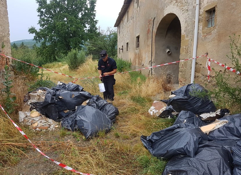 Rifiuti abbandonati a Borgo San Lorenzo