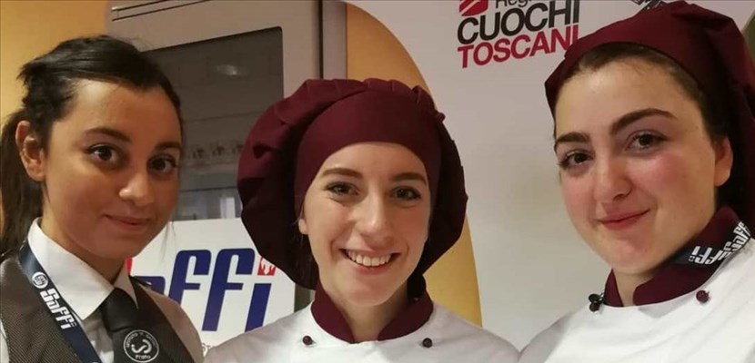 la vincitrice Sara Bandinelli e il suo team di cucina