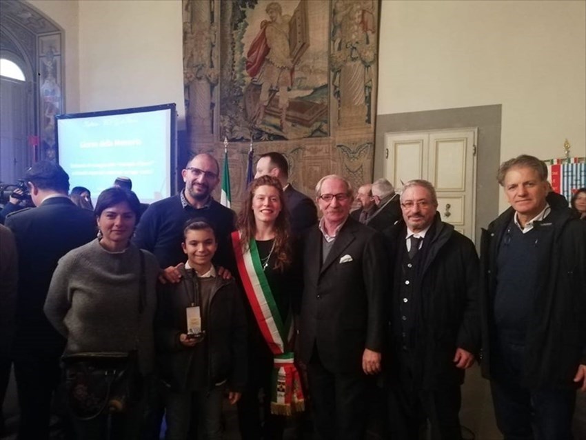 Ottaviano Gerace e famiglia assieme alla Consigliera con delega alla Memoria di Pontassieve Giulia Lazzeri durante il Giorno della Memoria 2020 a Firenze