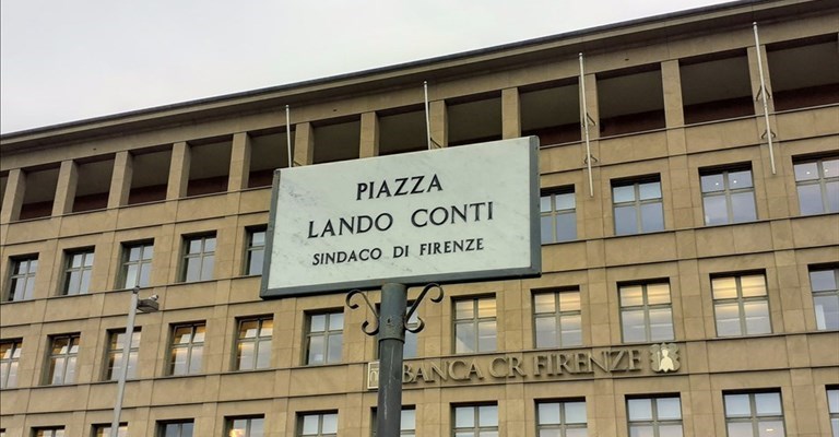 La piazza intitolata a Lando Conti