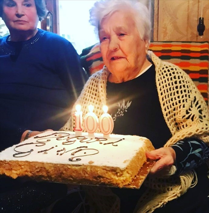 Gina con le sue candeline "centenarie"