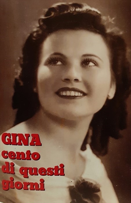 Una foto d'epoca di Gina Ottanelli mentre posa per il concorso "Miss Sorriso", precursore di Miss Italia