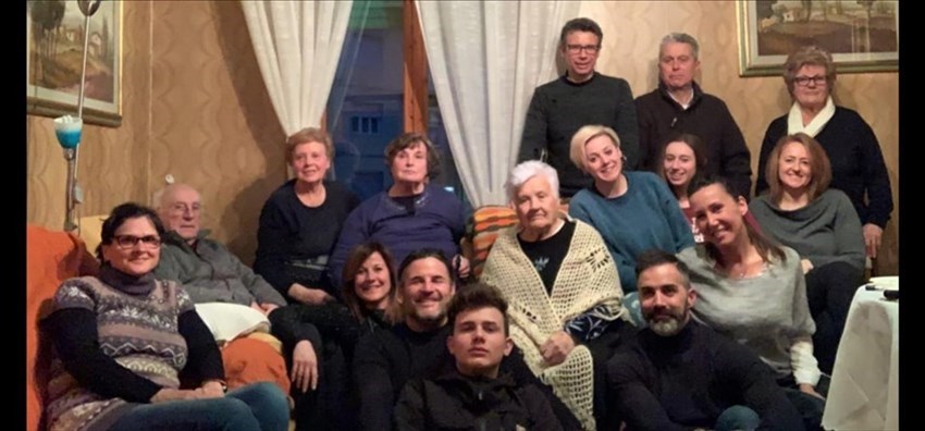 Gina durante i festeggiamenti assieme ai parenti più stretti