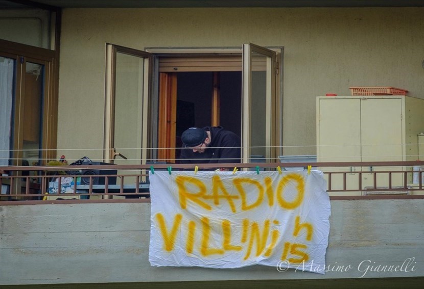 Alessio Greci al mixer di "Radio Villini" sulla terrazza di casa
