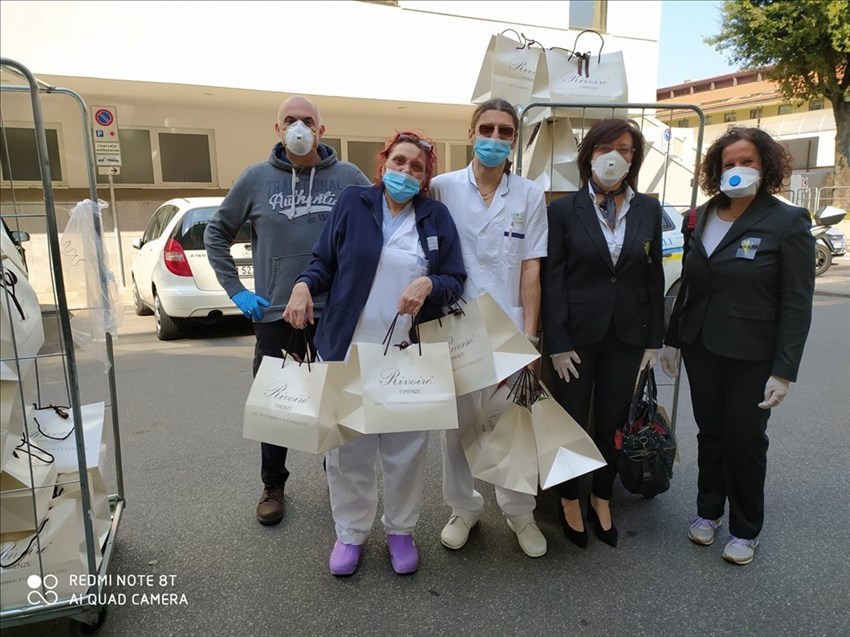 Medici e sanitari ricevono colombe dal caffè Rivoire