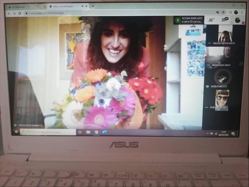 Eleonora ed i suoi amici durante la videochiamata dopo la proclamazione di tesi