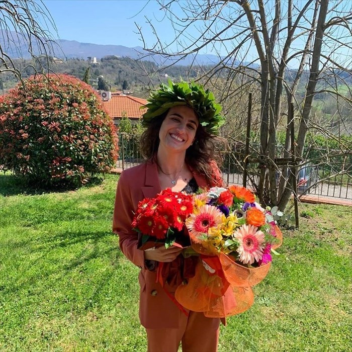 Eleonora assieme alla sua corona di alloro nel giardino di casa