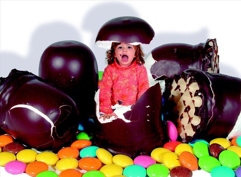 Pasqua bambini e uova di cioccolata