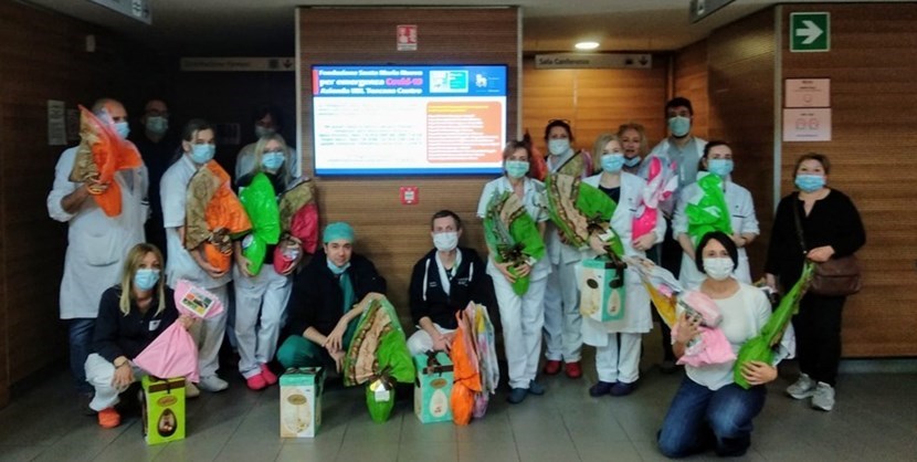 Il personale sanitario dell'Ospedale di Santa Maria Nuova alla consegna dei doni dei cittadini per Pasqua
