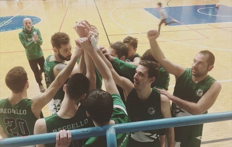 Il Coach Pino Pugliese (nell'angolo a sinistra) assieme alla sua squadra della ASD Basket Reggello
