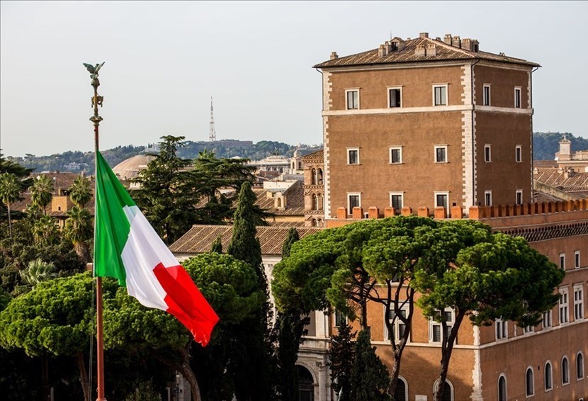 Bandiera mezz'asta Italia