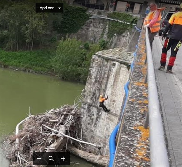 Intervento "acrobatico" del consorzio sul Ponte di Rignano