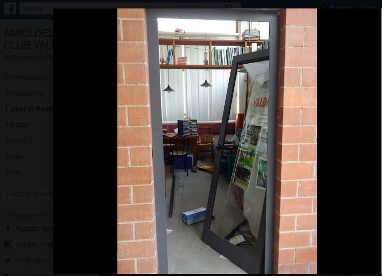 Uno dei danni effettuati da ignoti agli "Amici del Mosca Club Valdisieve"