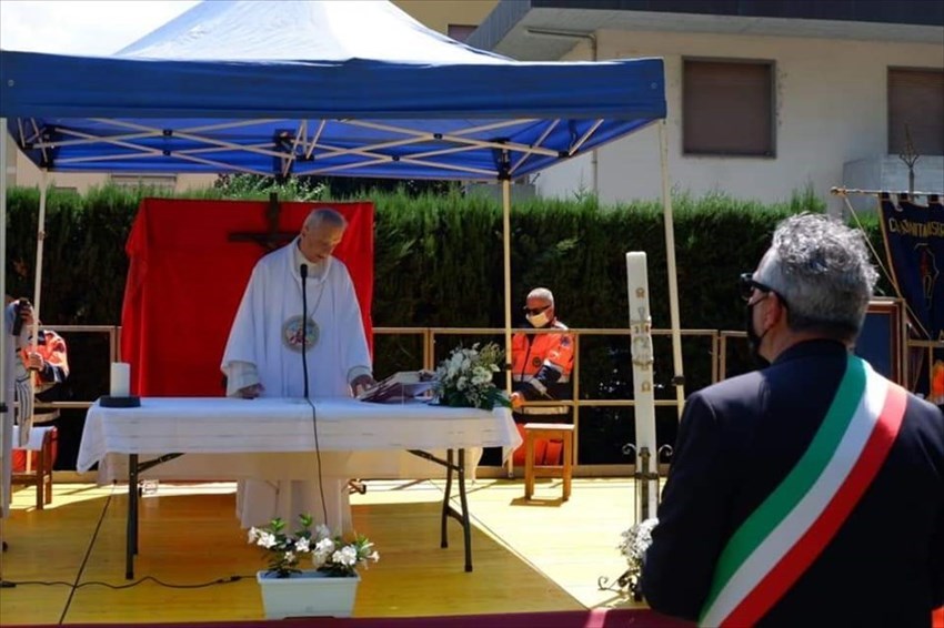 Prima messa domenicale post Covid-19 all'aperto a Rufina con vescovo Meini