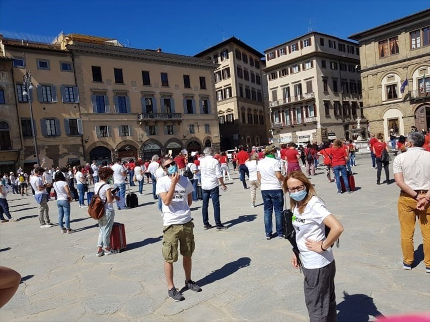 Operatori turistici in piazza Santa Croce: "Rischiamo di chiudere tutti"
