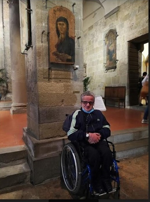 Luca Lapi ci ha chiesto, per ricordo, una immagine accanto alla Madonnina di Giotto; eccolo accontentato.