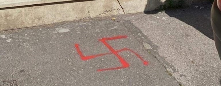 La svastica disegnata davanti a casa della famiglia ebraica