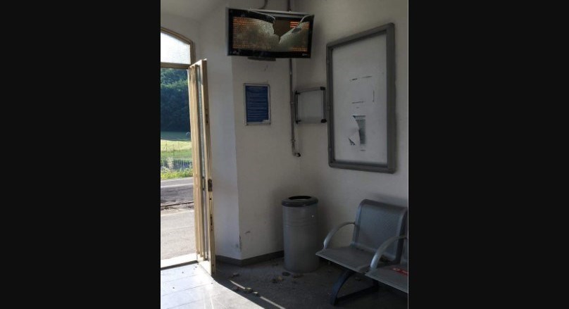 Sala d'attesa Contea - Londa vandalizzata