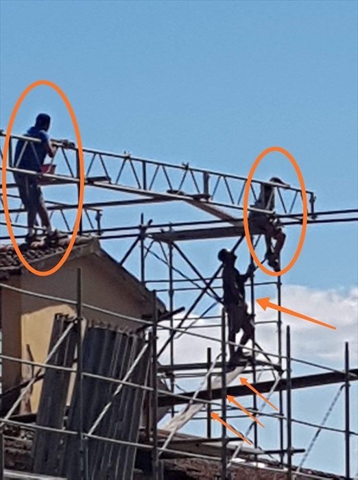 Una delle foto-segnalazione del cantiere alle scuole di Rignano fatta dal gruppo politico Laboratorio politico Rignano