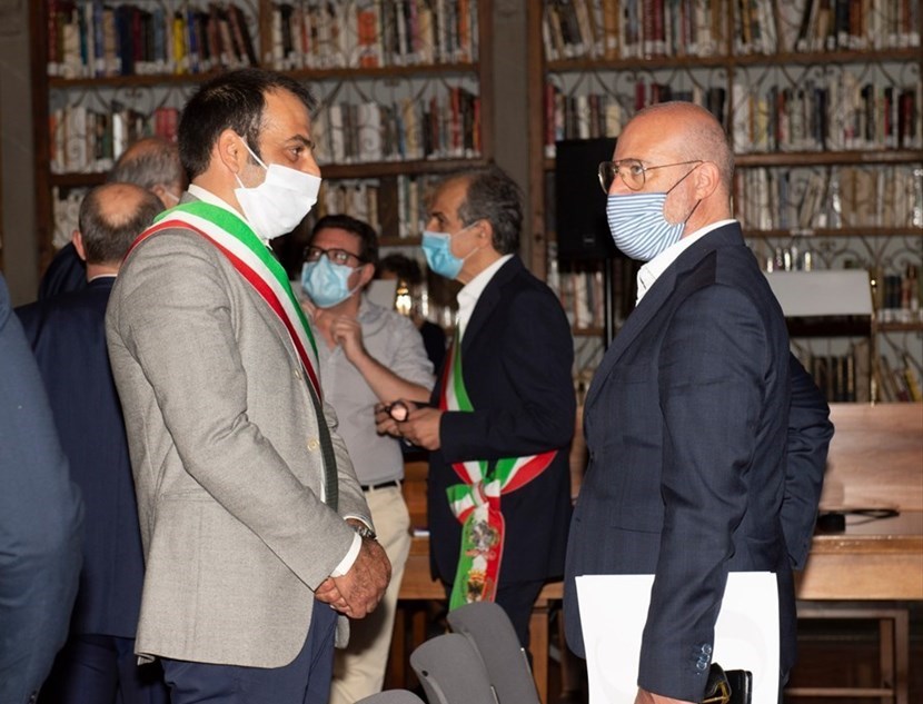 Sindaco di San Godenzo Emanuele Piani assieme a Stefano Bonaccini, governatore della Romagna,durante l'incontro del 9 luglio assieme al Direttore degli Uffizi