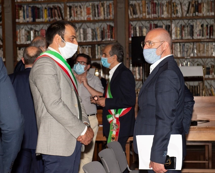 Sindaco di San Godenzo Emanuele Piani assieme a Stefano Bonaccini, governatore della Romagna, durante l'incontro del 9 luglio con il Direttore degli Uffizi