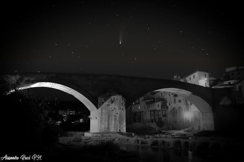 Scatti del fotografo Alessandro Rucci della Cometa Neowise su Pontassieve