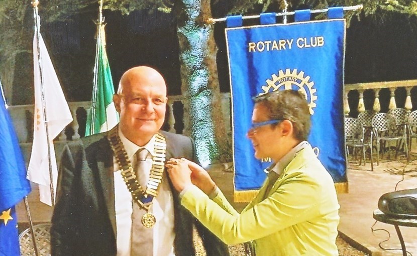 Il passaggio della presidenza fra la dott.ssa Sabrina Landi Malavolti e Alfredo Agostini.