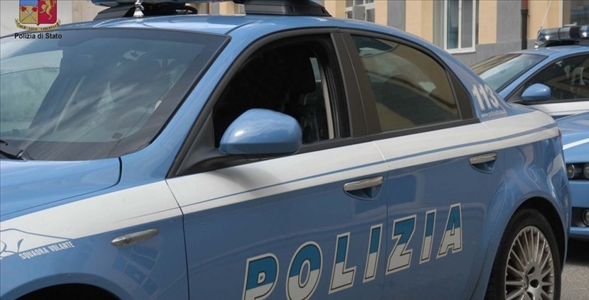 Via di Rocca Tedalda. Sorpreso a vendere droga, minaccia un poliziotto con un coltello