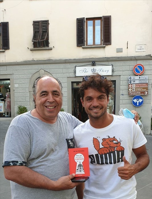 Wikipedro a Pontassieve per il firmacopie del suo nuovo libro con alcuni follower
