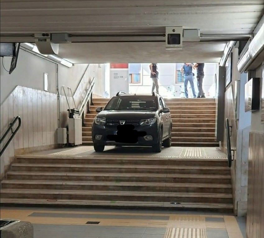 L'auto entrata nel sottopassaggio della stazione