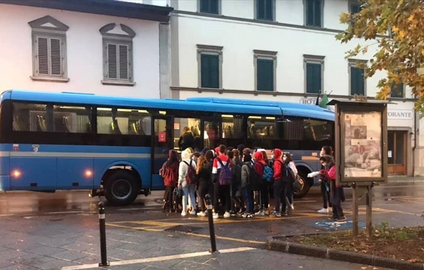 Studenti che prendono autobus a Rufina