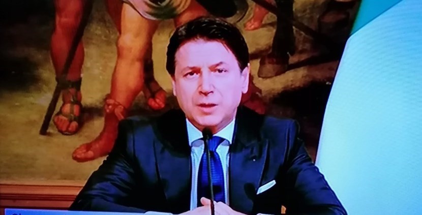Covid. In arrivo il nuovo decreto Conte: mascherine sempre obbligatorie e limiti sui mezzi pubblici