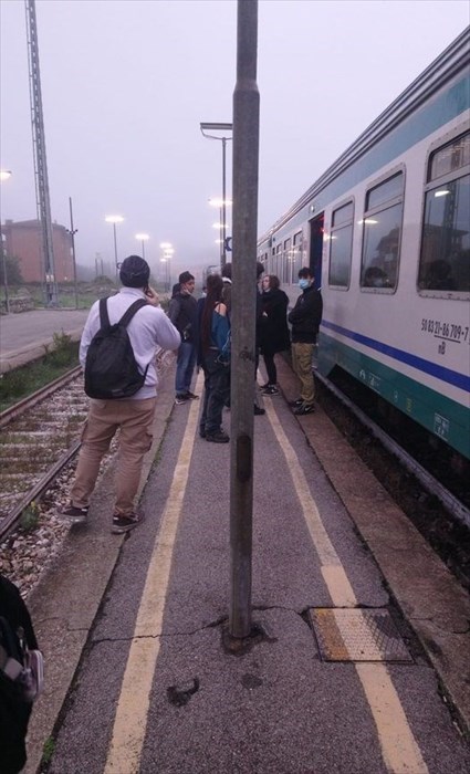 pendolari in attesa in stazione