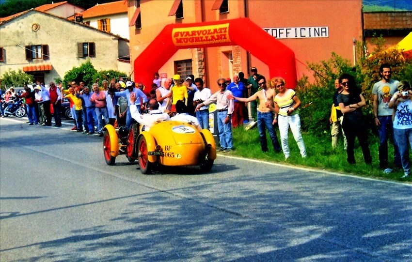 Gli Svarvolati Mugellani accolgono le Mille Miglia a Montecarelli.