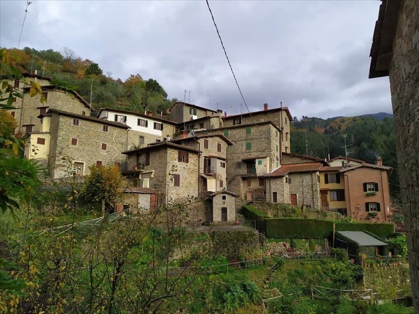 Antica Via da Raggioli a Vallombrosa: sui passi dell'Ecomuseo della Montagna Fiorentina. In foto il Borgo di Raggioli