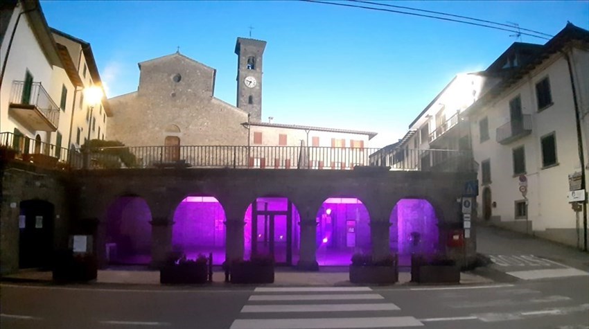 Sacrato dell'abbazia San godenzina a San Godenzo illuminato di rosa per la Giornata Internazionale contro la violenza sulle donne