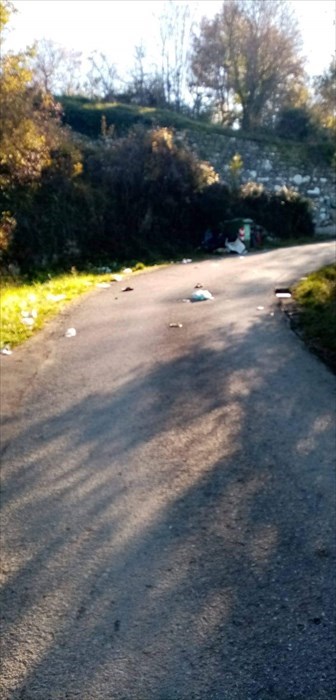 Foto denuncia di Rufina Che Verrà sulla situazione rifiuti e strade nel Comune di Rufina - pt.1