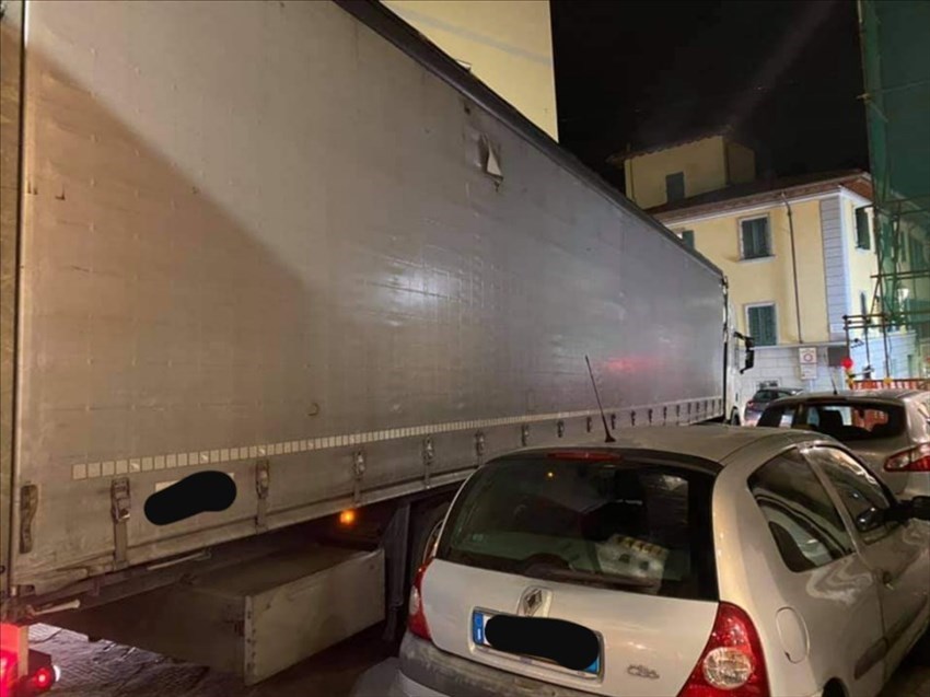 Camion incastrato nel Borgo a Pontassieve