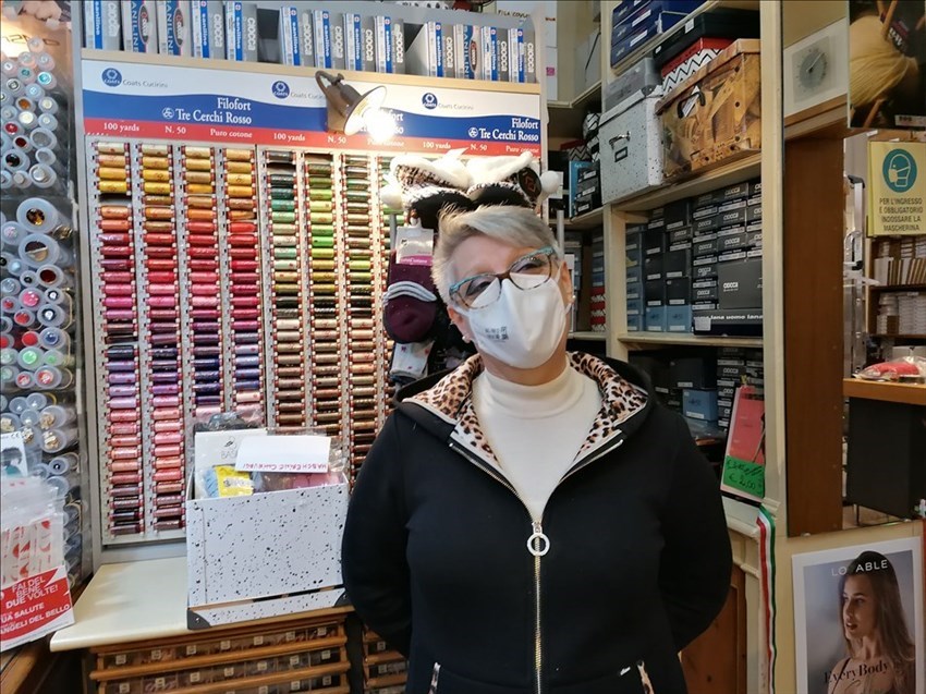 Angela nella sua merceria
