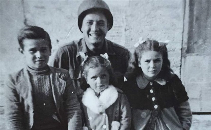 Martin Adler posa con i tre bambini