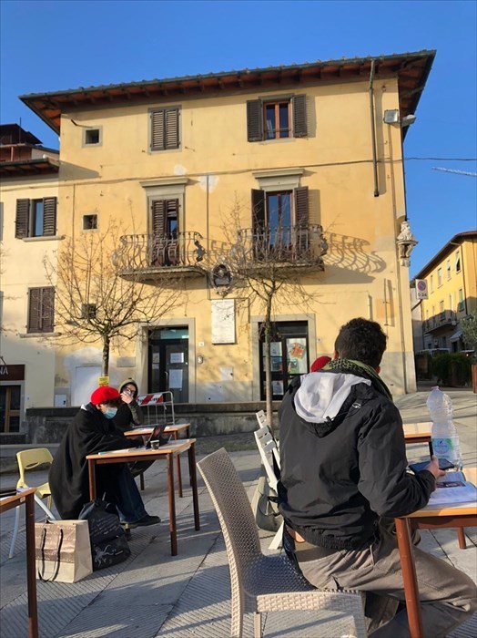 Ragazzi in piazza Vittorio Emanuele a Pontassieve a fare lezione in DAD con i propri banchi: manifestazione contro i trasporti pubblici nel periodo di Covid