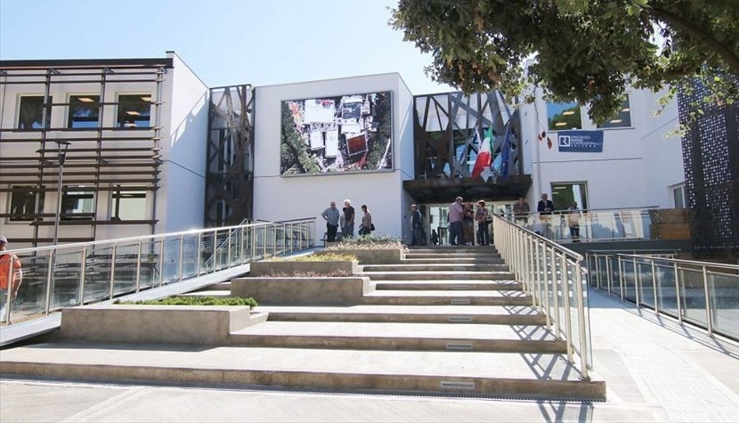 Scuola Dino Compagni, l'ingresso