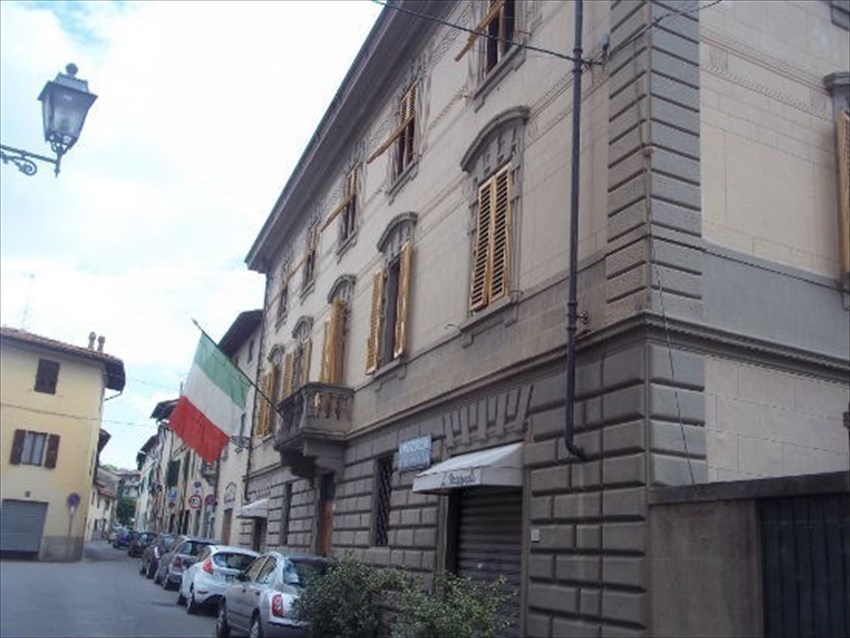 L'immancabile tricolore sul Palazzo Mazzocchi in Santa Lucia