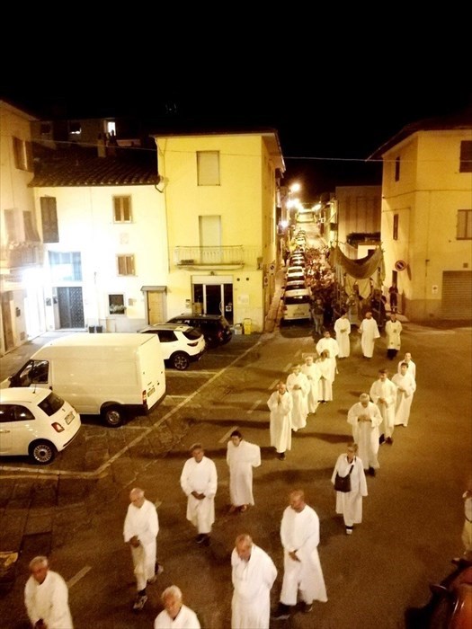 La processione che attraversa Santa Lucia
