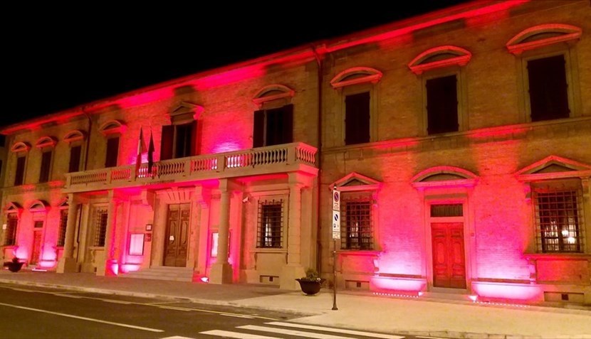 Borgo. Municipio in rosso contro la violenza sulle donne. Foto del Giorno