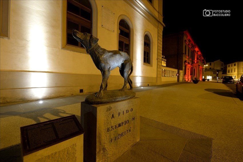 Municipio illuminato di rosso a Borgo