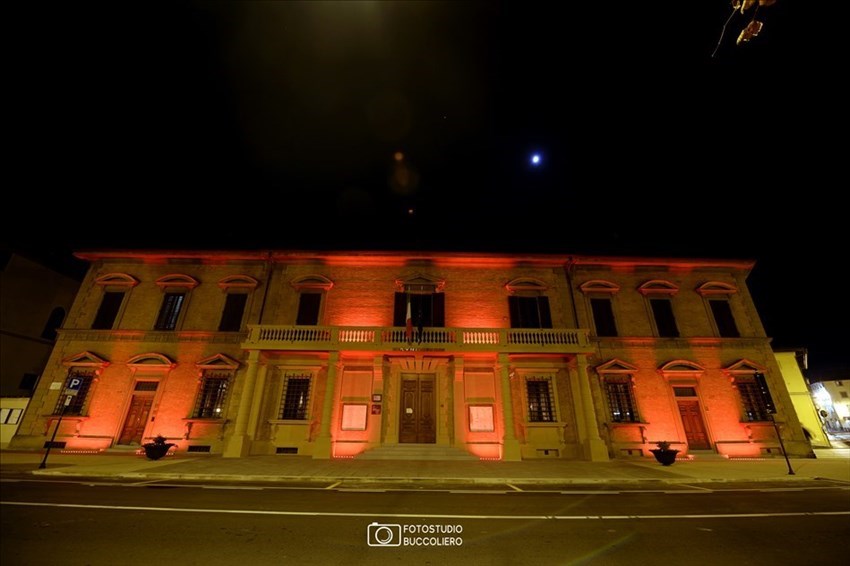 Municipio illuminato di rosso a Borgo