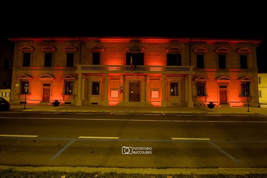 Municipio illuminato di rosso a Borgo