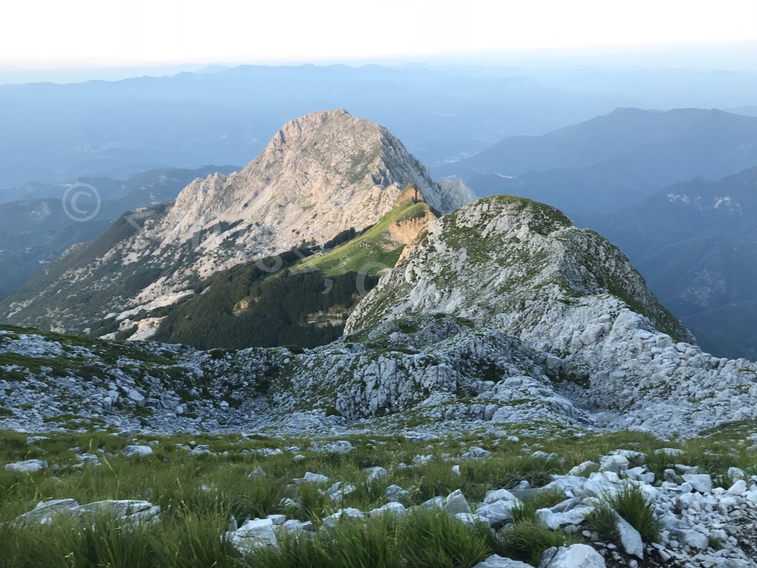 La Luna Rossa e l’alba in Apuane. Dall’obiettivo di Alessio Orlandini e Saverio Zeni