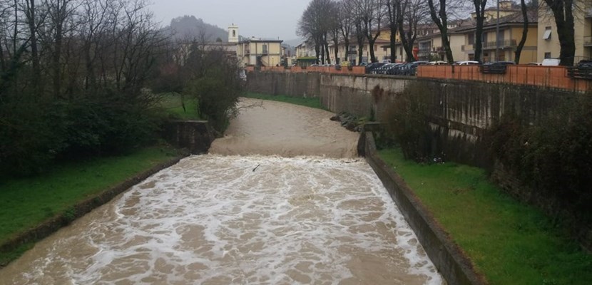 Piove... Torna l'acqua nel torrente Carza a San Piero. Foto del Giorno